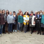 Abbildung zeigt die 25 Teilnehmenden des berufspolitischen Forums des BHP stehend vor einer grauen Wand