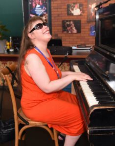 Foto der Musikerin Kevienella am Klavier