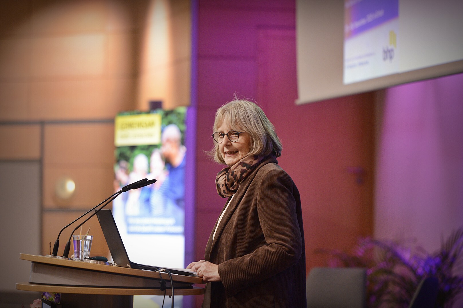 Heidi Fischer, BHP-Vorstand, spricht die Laudatio für Clara Maria von Oy