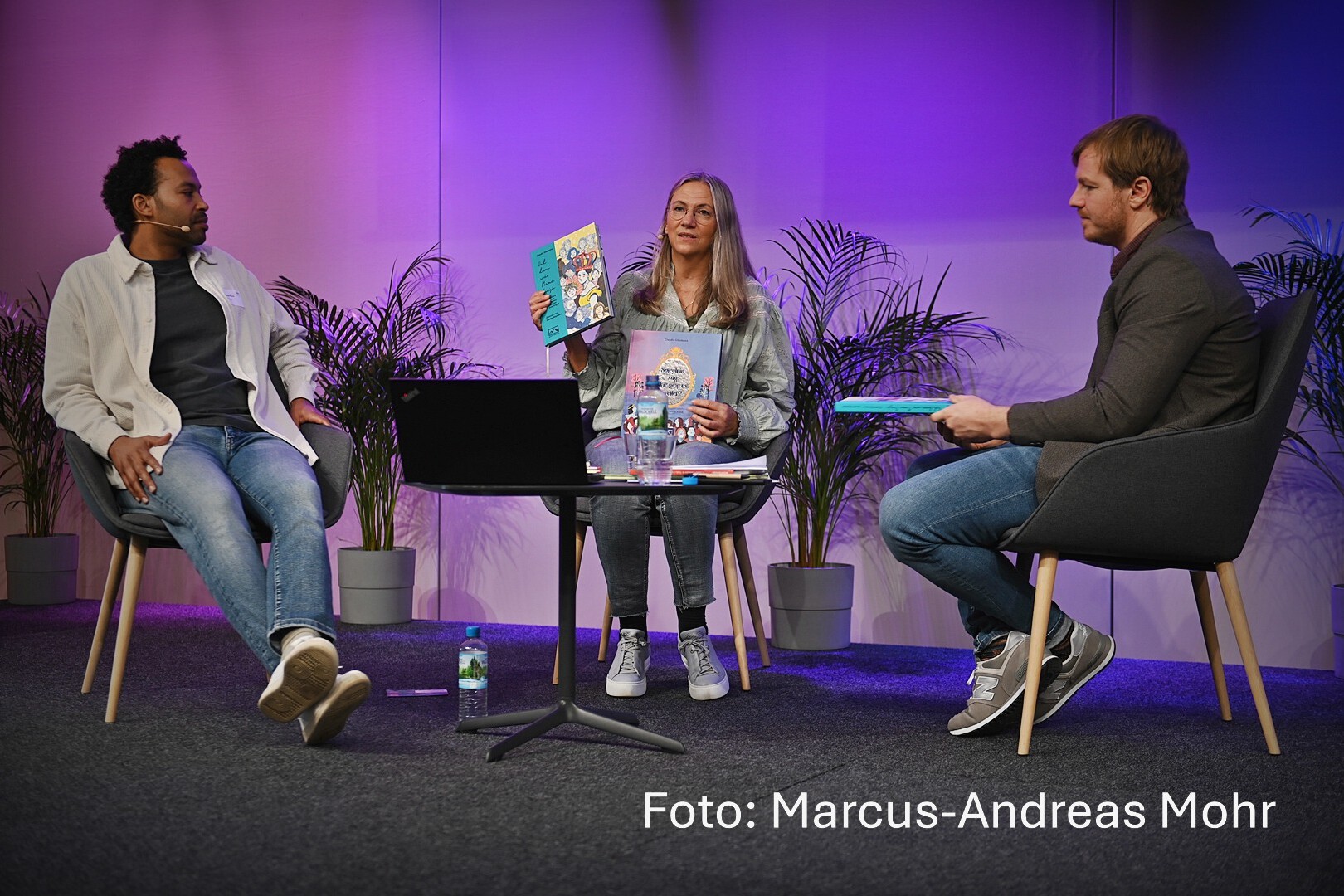 Die Moderatoren des Heilpädagogik-Podcast auf der Bühne der BHP-Bundesfachtagung bei der Live-Aufnahme mit Gästin Claudia Gliemann